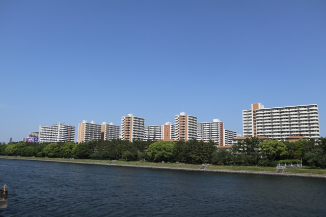 川沿いに立ち並ぶ大型マンション群