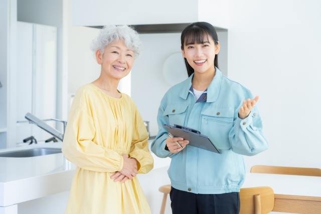 笑顔で相談を受ける高齢女性と担当スタッフ