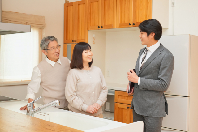 セールスマンと話す夫婦