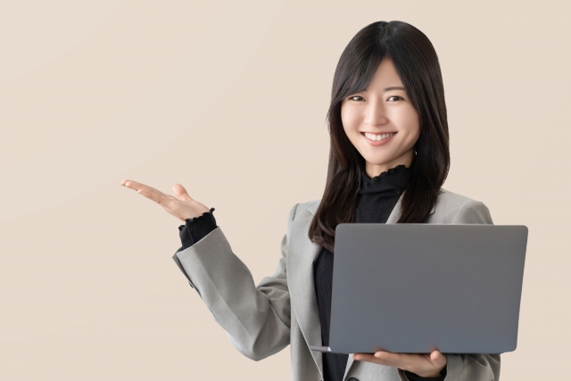提案する女性