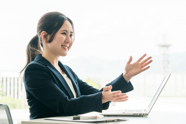 営業をする女性