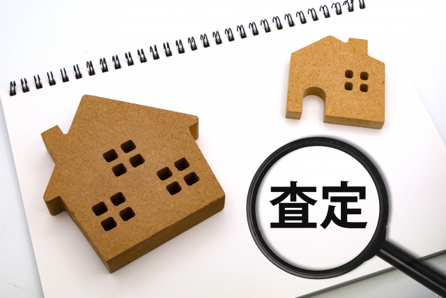 家の模型と虫眼鏡