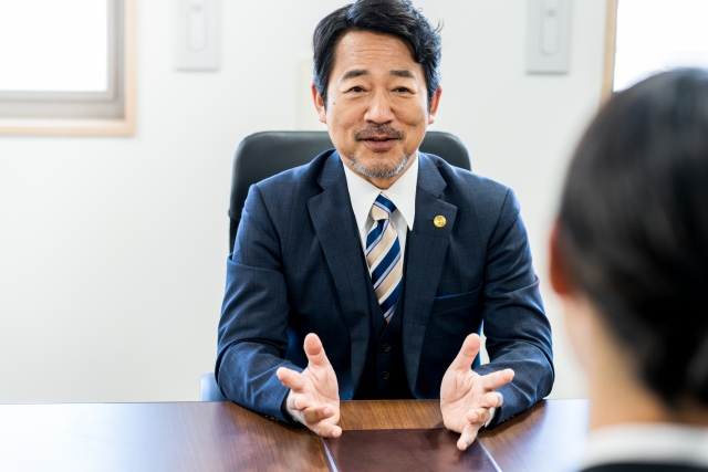 会話する男性