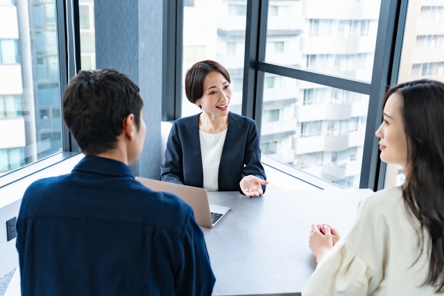 不動産営業の女性と客