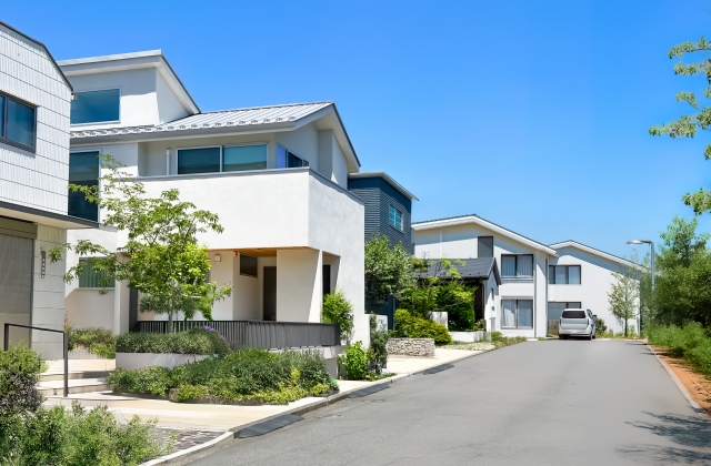 青空に映える白を基調とした住宅街
