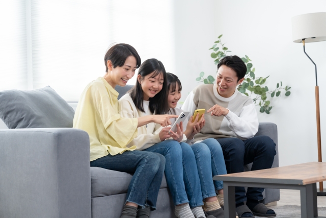 リビングルームで過ごす家族