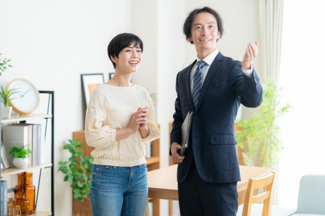 不動産担当者が物件を案内する様子