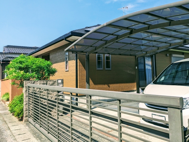カーポート付き駐車場のある一戸建て住宅