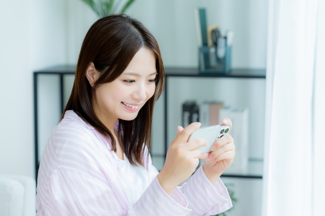スマホを持つ女性