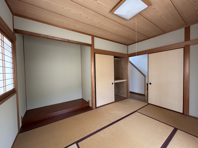 和室の畳と床の間がある日本家屋